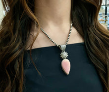 Load image into Gallery viewer, Pink Conch Pendant
