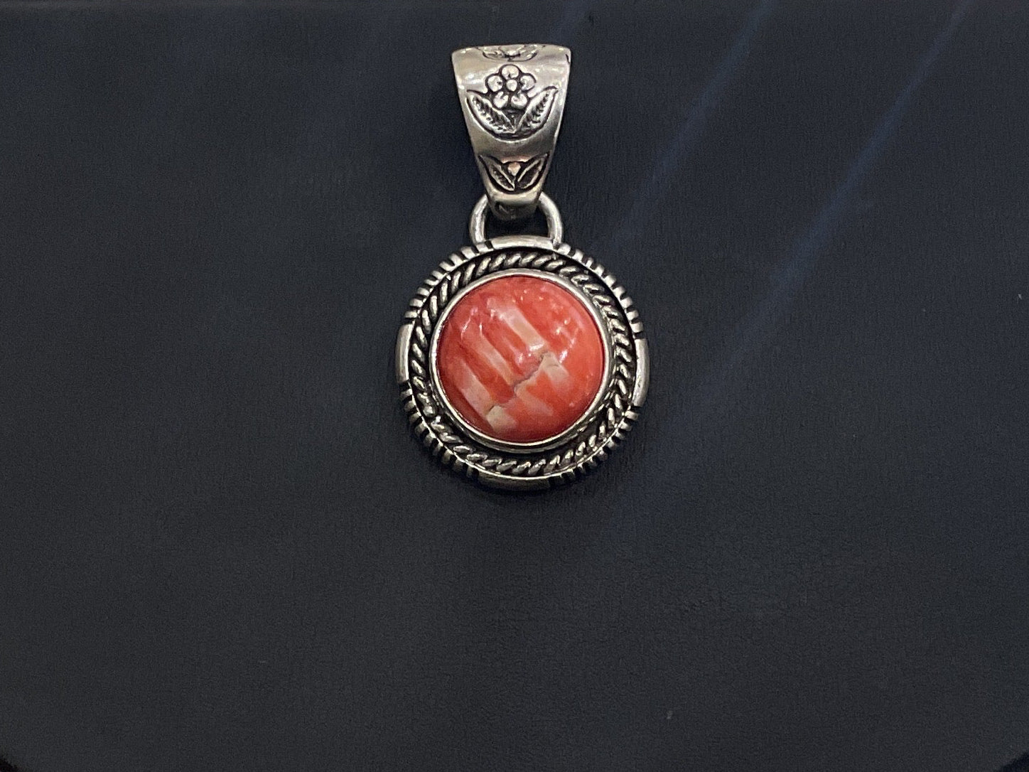 Red Spiny Oyster Circle Pendant