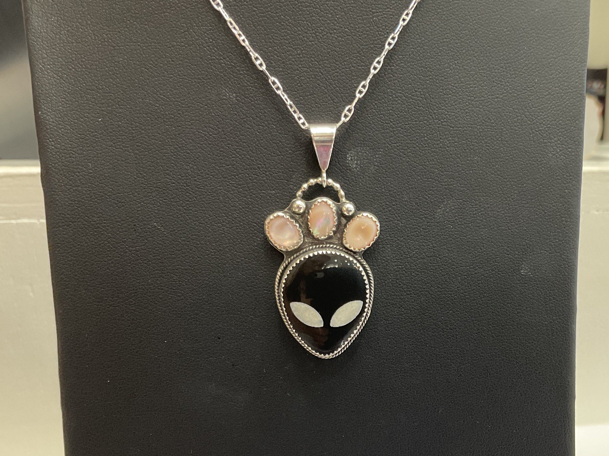 Quora the Queen Alien Necklace