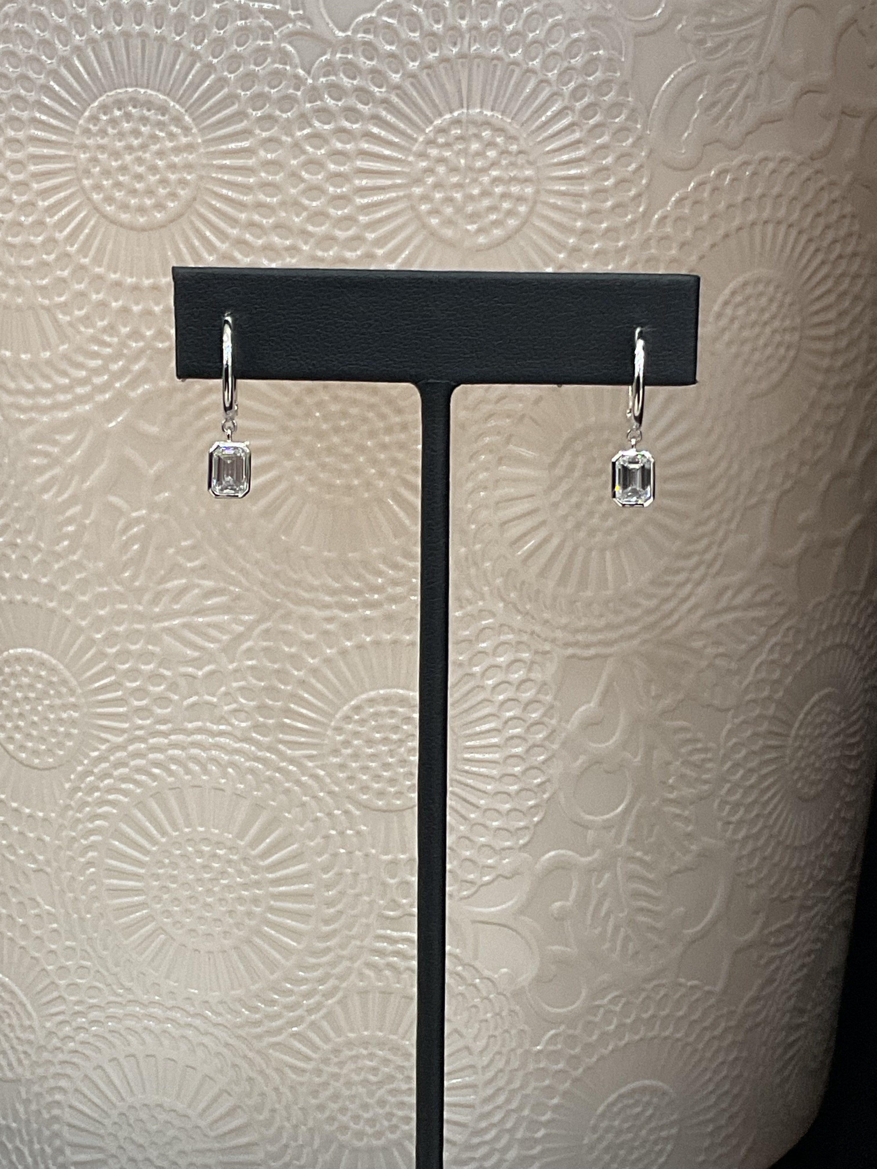 14KW Solitare Huggie Drop Earrings